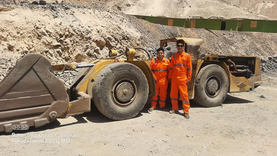 Técnicos especializados en maquinaria pesada en campo
