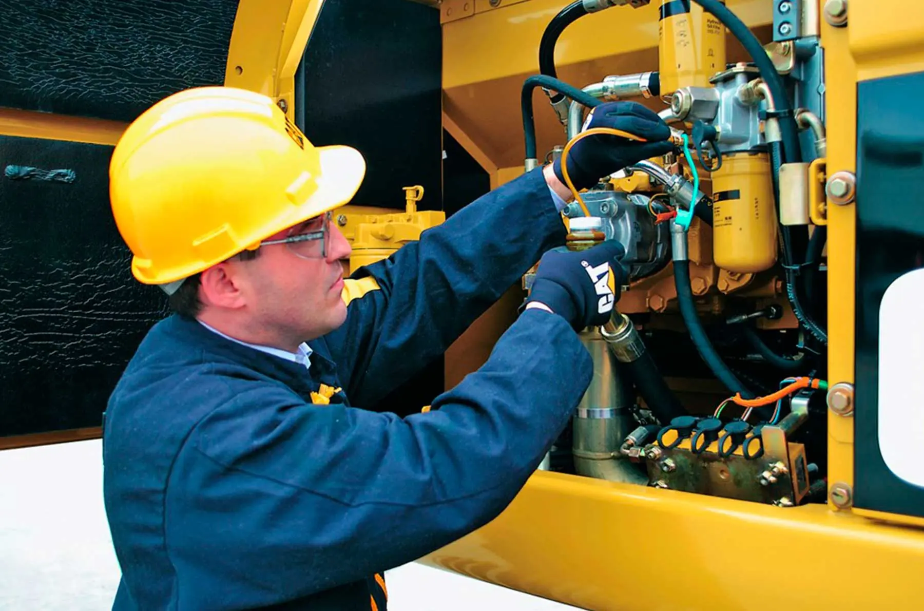Técnico realizando mantenimiento preventivo en maquinaria pesada en Perú